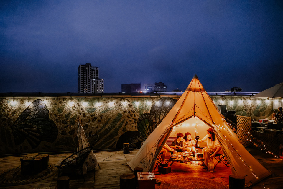 Trong mỗi lều được phục vụ món đồ nướng như gà, thịt bò, hoa quả... cùng với đó là những món salad, bánh mì, cơm trắng, súp theo kiểu Hàn Quốc. (Ảnh: Minh Sơn/Vietnam+)