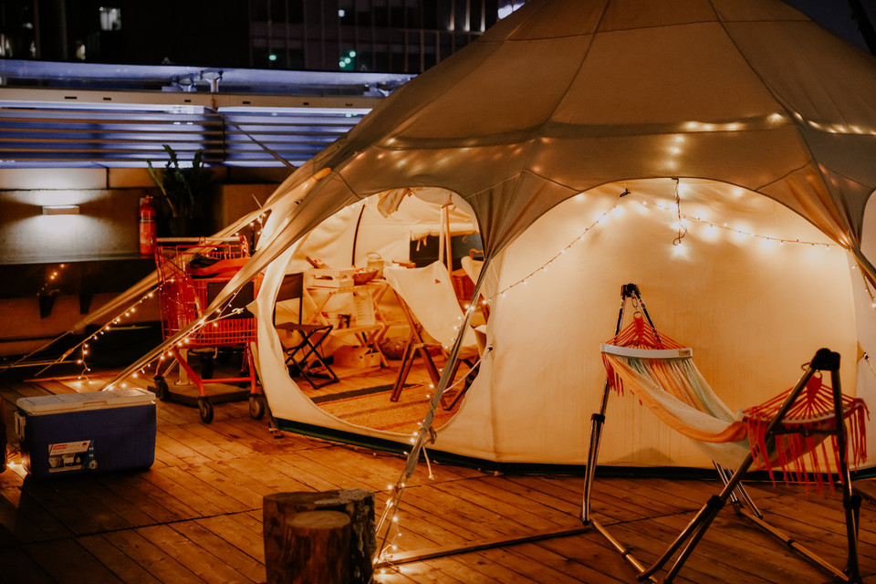 Bạn có thể hình dung đây là một khu nghỉ mát với đầy đủ tiện nghi nhưng dưới hình thức cắm trại và lều trại cũng phải là dạng nâng cấp hơn so với cắm trại thông thường. Một số nơi còn có nhân viên phục vụ không thua gì các resort hàng đầu. (Ảnh: Minh Sơn/Vietnam+)