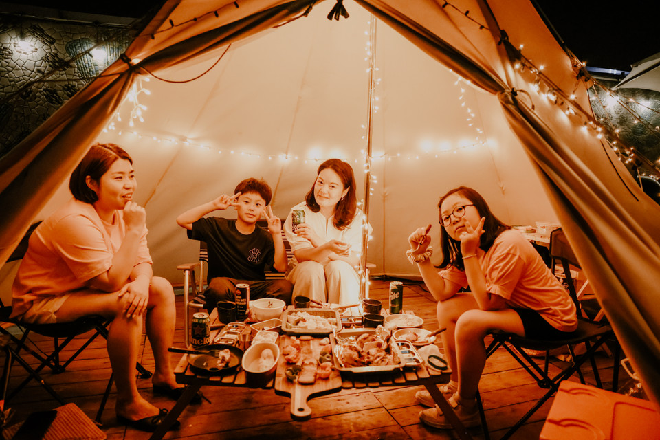 Có thể nói đây là một nơi trải nghiệm glamping cũng được mà gọi đây là một nhà hàng theo phong cách thiên về trải nghiệm cũng đúng. (Ảnh: Minh Sơn/Vietnam+)