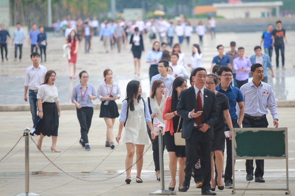 Nhưng ngay từ 7 giờ sáng, rất đông học sinh sinh viên tại Hà Nội đã có mặt để xếp hàng chờ được vào dự buổi nói chuyện của Tổng thống Hoa Kỳ. (Ảnh: PV/Vietnam+)