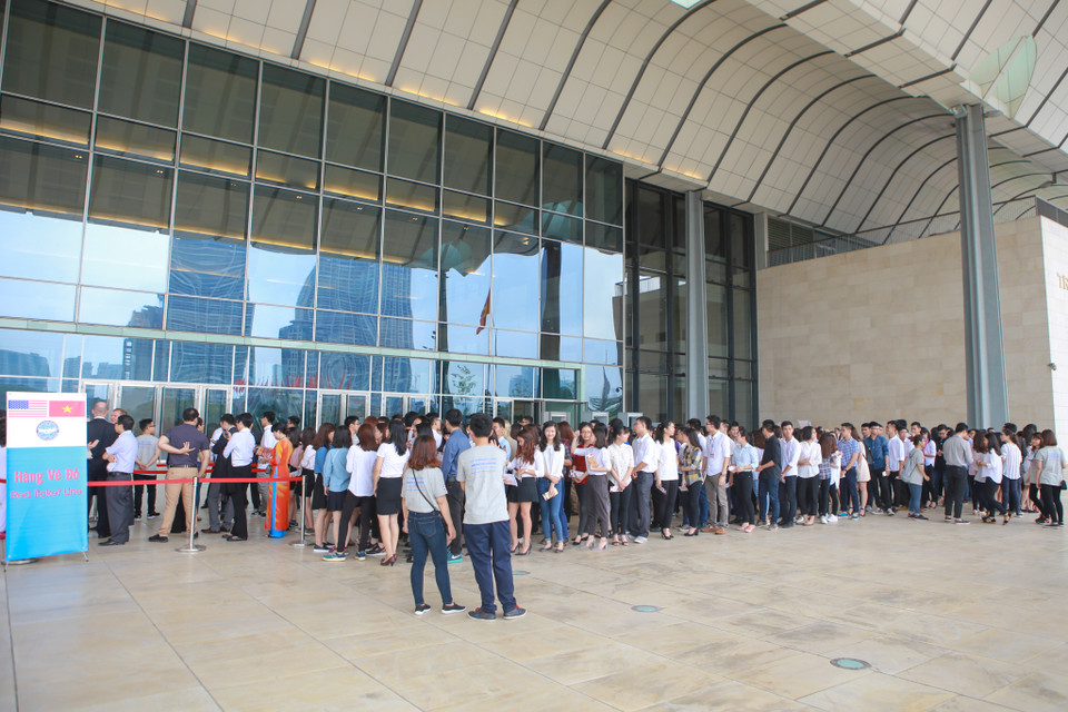 Học sinh sinh viên xếp hàng đông nghịt trước sảnh. (Ảnh: PV/Vietnam+)