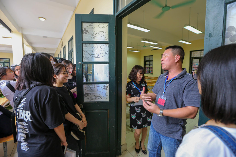 Tổng số điểm thi tại Hà Nội là 125 điểm thi, với 3.119 phòng thi. Tổng số cán bộ phân công coi thi là hơn 7.700 người (với 3.700 cán bộ, giảng viên từ 13 trường đại học, hơn 4.000 cán bộ, giáo viên trường phổ thông). Ngoài ra còn có gần 1.400 nhân viên, an ninh phục vụ kỳ thi. (Ảnh: Minh Sơn/Vietnam+)