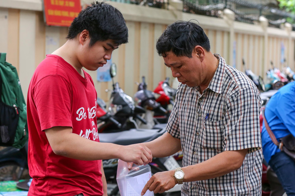 Ghi nhận tại điểm thi trường Trung học phổ thông Phan Huy Chú (Hà Nội), tuy 14 giờ chiều mới đến giờ tập trung nhưng nhiều sĩ tử và phụ huynh đã có mặt từ sớm. (Ảnh: Minh Sơn/Vietnam+)