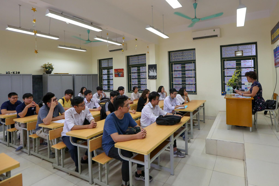 Các thí sinh sẽ nghe phổ biến quy chế thi đồng thời nắm rõ số báo danh cũng như chỗ ngồi của mình. (Ảnh: Minh Sơn/Vietnam+)