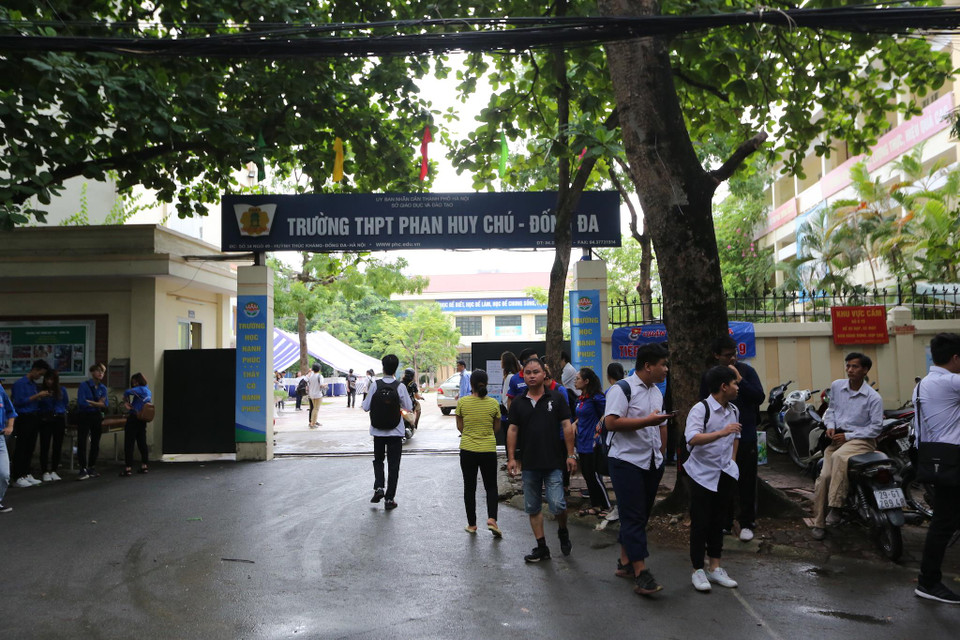 Chiều 24/6, các thí sinh tham dự kỳ thi Trung học phổ thông quốc gia năm 2019 tại Hà Nội đã đến phòng thi làm thủ tục dự thi, đính chính sai sót thông tin đăng ký dự thi và nghe phổ biến quy chế thi, lịch thi. (Ảnh: Minh Sơn/Vietnam+)