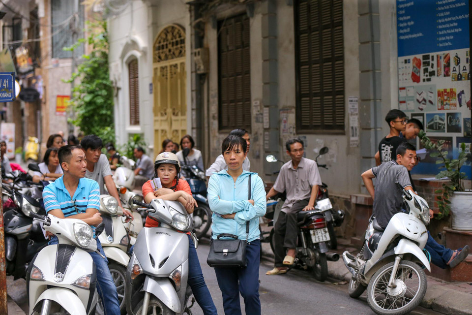 Nhiều phụ huynh tỏ ra lo âu cho con em mình trước kỳ thi lớn nhất trong cuộc đời. (Ảnh: Minh Sơn/Vietnam+)