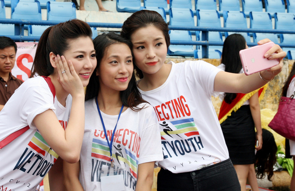 Hoa hậu Kỳ Duyên, Á hậu Tú Anh chụp ảnh chung với người hâm mộ. (Ảnh: Doãn Đức/Vietnam+)