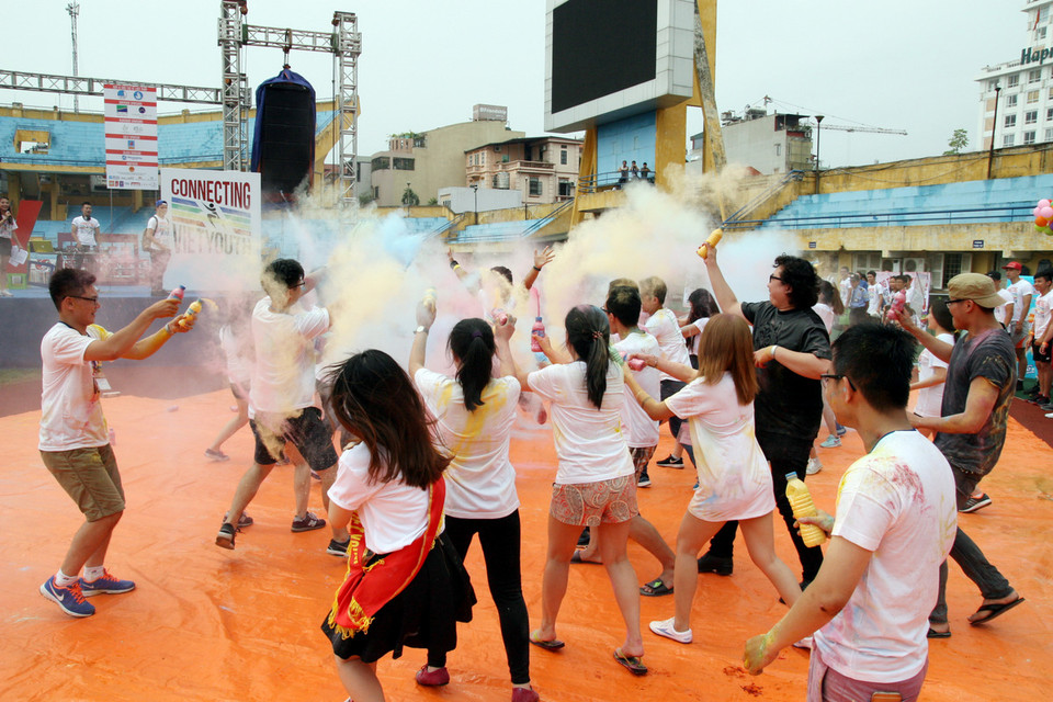 Các thí sinh ​vượt qua cơn bão bột màu của ban tổ chức. (Ảnh: Doãn Đức/Vietnam+)