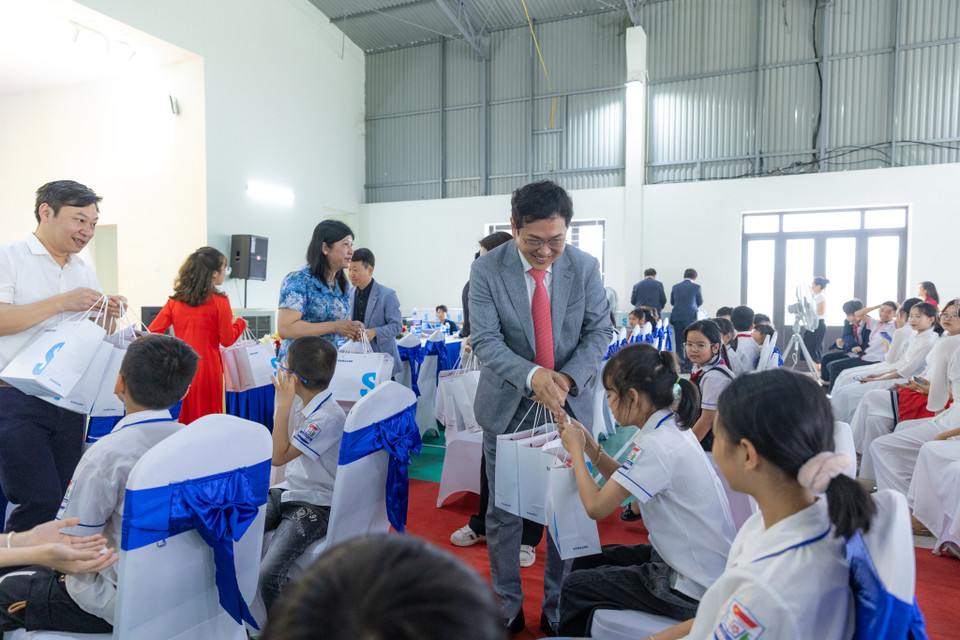 “Các em chính là những mầm non tương lai của tỉnh Lạng Sơn và của đất nước Việt Nam. Mong rằng các em sẽ học tập chăm chỉ tại thư viện và phòng máy tính mới, đồng thời rèn luyện thể lực thật tốt và vun đắp tinh thần đồng đội tại sân bóng mà Samsung trao tặng ngày hôm nay. Không chỉ thế, tôi mong các em sẽ luôn trau dồi và hoàn thiện bản thân, trở thành những người có tấm lòng vị tha và biết quan tâm, giúp đỡ mọi người xung quanh," ông Kim Yong Sup cho biết thêm. (Ảnh: Minh Sơn/Vietnam+)