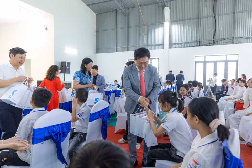 “Các em chính là những mầm non tương lai của tỉnh Lạng Sơn và của đất nước Việt Nam. Mong rằng các em sẽ học tập chăm chỉ tại thư viện và phòng máy tính mới, đồng thời rèn luyện thể lực thật tốt và vun đắp tinh thần đồng đội tại sân bóng mà Samsung trao tặng ngày hôm nay. Không chỉ thế, tôi mong các em sẽ luôn trau dồi và hoàn thiện bản thân, trở thành những người có tấm lòng vị tha và biết quan tâm, giúp đỡ mọi người xung quanh," ông Kim Yong Sup cho biết thêm. (Ảnh: Minh Sơn/Vietnam+)