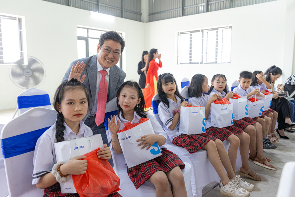 Hoạt động Trao tặng thư viện, phòng học máy tính và sân bóng cho Ngôi trường Hy vọng Samsung Lạng Sơn nằm trong khuôn khổ đồng bộ cơ sở hạ tầng hiện đại cho hệ thống Ngôi trường Hy vọng Samsung tại Việt Nam. Dự án được thực hiện như lời cam kết của Samsung đồng hành với thế hệ trẻ trên hành trình tiếp cận tri thức, đặc biệt là công nghệ thông tin, hướng tới sự phát triển toàn diện và sẵn sàng cho Kỷ nguyên Số 4.0. (Ảnh: Minh Sơn/Vietnam+)