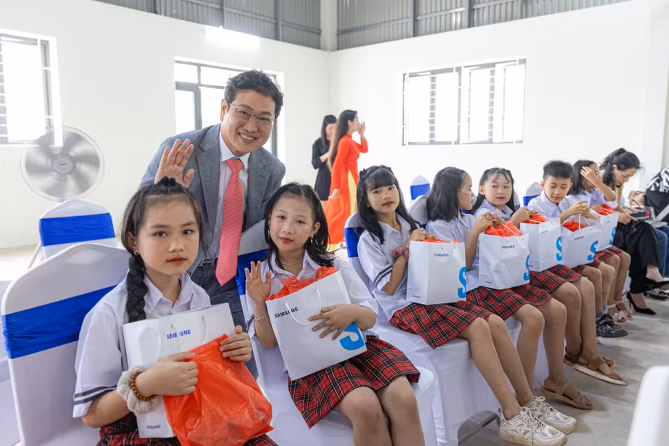 Hoạt động Trao tặng thư viện, phòng học máy tính và sân bóng cho Ngôi trường Hy vọng Samsung Lạng Sơn nằm trong khuôn khổ đồng bộ cơ sở hạ tầng hiện đại cho hệ thống Ngôi trường Hy vọng Samsung tại Việt Nam. Dự án được thực hiện như lời cam kết của Samsung đồng hành với thế hệ trẻ trên hành trình tiếp cận tri thức, đặc biệt là công nghệ thông tin, hướng tới sự phát triển toàn diện và sẵn sàng cho Kỷ nguyên Số 4.0. (Ảnh: Minh Sơn/Vietnam+)