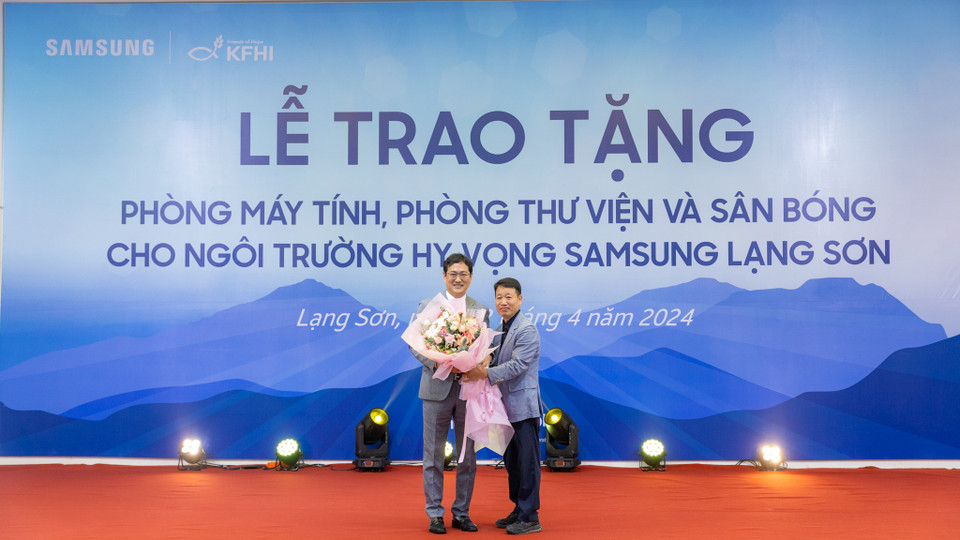 Tại sự kiện, Samsung đã trao tặng 1 phòng học máy tính với trang thiết bị hiện đại bao gồm: 20 máy tính, hệ thống máy chiếu, điều hòa, tivi Samsung... cùng với đó là 1 thư viện gồm khoảng hơn 400 đầu sách khác nhau được Samsung cung cấp, phù hợp với nhiều lứa tuổi phục vụ cho công tác giảng dạy và tham khảo của giáo viên và học sinh của trường. (Ảnh: Minh Sơn/Vietnam+)