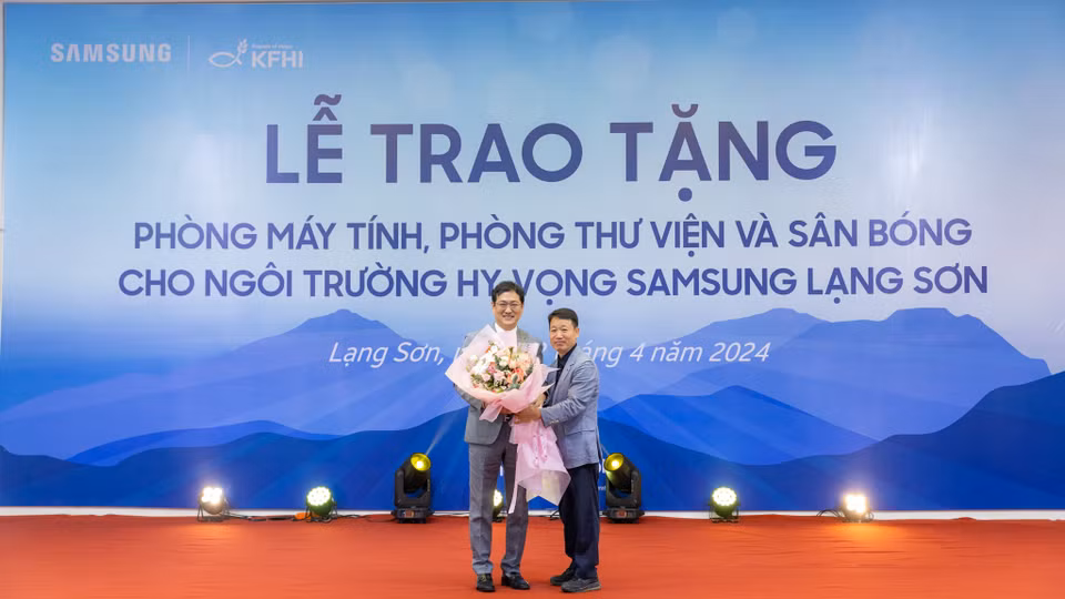 Tại sự kiện, Samsung đã trao tặng 1 phòng học máy tính với trang thiết bị hiện đại bao gồm: 20 máy tính, hệ thống máy chiếu, điều hòa, tivi Samsung... cùng với đó là 1 thư viện gồm khoảng hơn 400 đầu sách khác nhau được Samsung cung cấp, phù hợp với nhiều lứa tuổi phục vụ cho công tác giảng dạy và tham khảo của giáo viên và học sinh của trường. (Ảnh: Minh Sơn/Vietnam+)