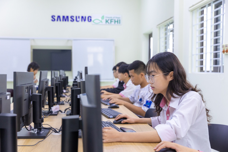 Em Lý Phương Ngọc (14 tuổi) cảm thấy hào hứng khi lần đầu được sử dụng một phòng máy với đầy đủ trang thiết bị hiện đại phục vụ cho nhu cầu học tập của bản thân. (Ảnh: Minh Sơn/Vietnam+)
