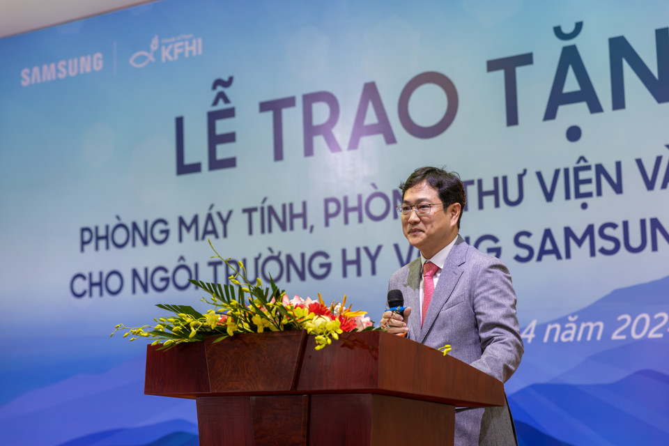 Phát biểu tại buổi lễ, ông Kim Yong Sup - Phó Tổng giám đốc Tổ hợp Samsung Việt Nam cho biết: “Samsung tin rằng, những con người Việt Nam với trí tuệ và những phẩm chất tốt đẹp sẽ sớm đưa Việt Nam trở thành một nước phát triển. Và Samsung sẽ luôn đồng hành cùng Việt Nam trên hành trình này. Chúng tôi sẽ nỗ lực để trường Hy vọng Samsung tại Lạng Sơn trở thành cái nôi nuôi dưỡng và đào tạo nhân tài.” (Ảnh: Minh Sơn/Vietnam+)