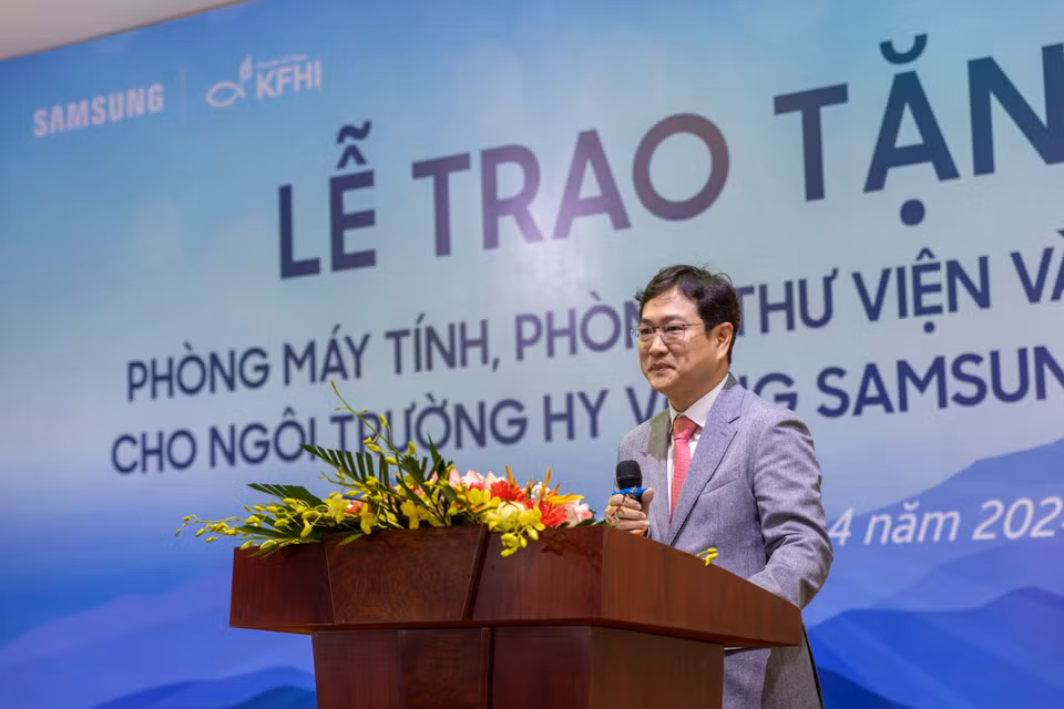 Phát biểu tại buổi lễ, ông Kim Yong Sup - Phó Tổng giám đốc Tổ hợp Samsung Việt Nam cho biết: “Samsung tin rằng, những con người Việt Nam với trí tuệ và những phẩm chất tốt đẹp sẽ sớm đưa Việt Nam trở thành một nước phát triển. Và Samsung sẽ luôn đồng hành cùng Việt Nam trên hành trình này. Chúng tôi sẽ nỗ lực để trường Hy vọng Samsung tại Lạng Sơn trở thành cái nôi nuôi dưỡng và đào tạo nhân tài.” (Ảnh: Minh Sơn/Vietnam+)