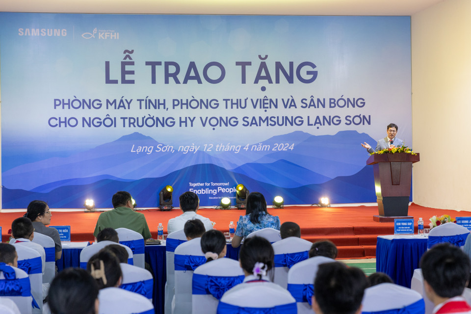 Sáng 12/4 tại Lạng Sơn, Samsung Việt Nam trao tặng phòng học máy tính, thư viện và sân bóng cho các em học sinh tại Ngôi trường Hy vọng Samsung Lạng Sơn tại thôn Trung Cấp, xã Mai Pha, thành phố Lạng Sơn, tỉnh Lạng Sơn, nhằm mang tới một môi trường học tập tốt hơn cho các em học sinh tại đây. (Ảnh: Minh Sơn/Vietnam+)
