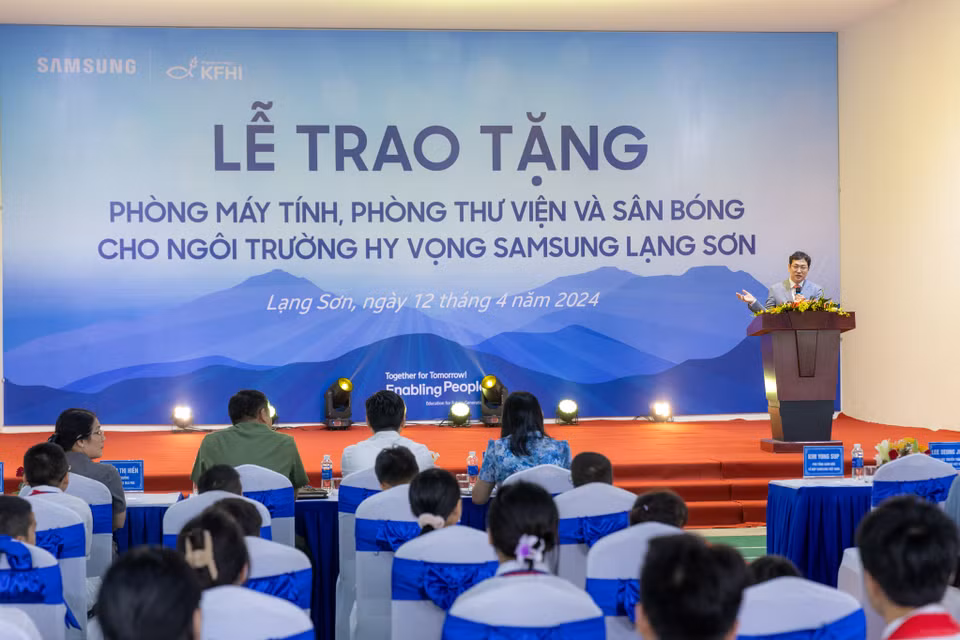 Sáng 12/4 tại Lạng Sơn, Samsung Việt Nam trao tặng phòng học máy tính, thư viện và sân bóng cho các em học sinh tại Ngôi trường Hy vọng Samsung Lạng Sơn tại thôn Trung Cấp, xã Mai Pha, thành phố Lạng Sơn, tỉnh Lạng Sơn, nhằm mang tới một môi trường học tập tốt hơn cho các em học sinh tại đây. (Ảnh: Minh Sơn/Vietnam+)