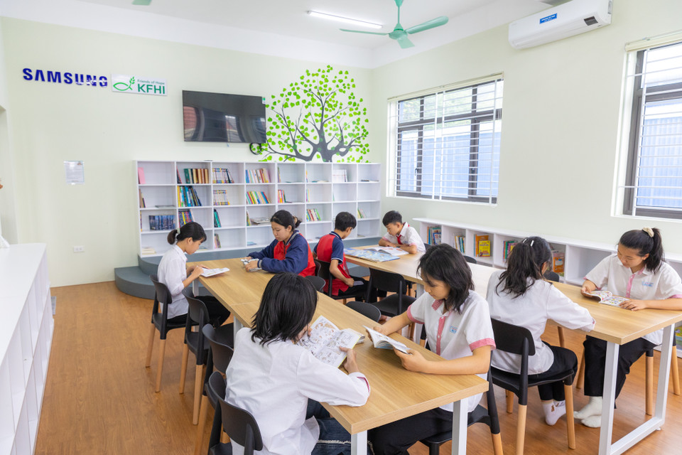 Ngôi trường được xây dựng trên diện tích 7.409 m2 bao gồm: 01 tòa nhà lớp học 2 tầng, 01 tòa nhà phúc lợi, 01 nhà đa năng, … Kinh phí xây dựng cơ sở vật chất do Samsung Việt Nam tài trợ. Ngôi trường này là nơi học tập ngoại khóa hoàn toàn miễn phí sau giờ học chính khóa dành cho khoảng 300 em học sinh có hoàn cảnh khó khăn từ cấp Tiểu học đến Trung học phổ thông trong tỉnh. (Ảnh: Minh Sơn/Vietnam+)