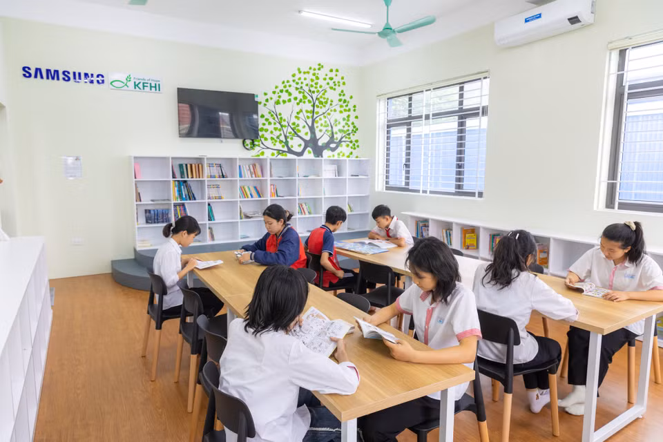 Ngôi trường được xây dựng trên diện tích 7.409 m2 bao gồm: 01 tòa nhà lớp học 2 tầng, 01 tòa nhà phúc lợi, 01 nhà đa năng, … Kinh phí xây dựng cơ sở vật chất do Samsung Việt Nam tài trợ. Ngôi trường này là nơi học tập ngoại khóa hoàn toàn miễn phí sau giờ học chính khóa dành cho khoảng 300 em học sinh có hoàn cảnh khó khăn từ cấp Tiểu học đến Trung học phổ thông trong tỉnh. (Ảnh: Minh Sơn/Vietnam+)
