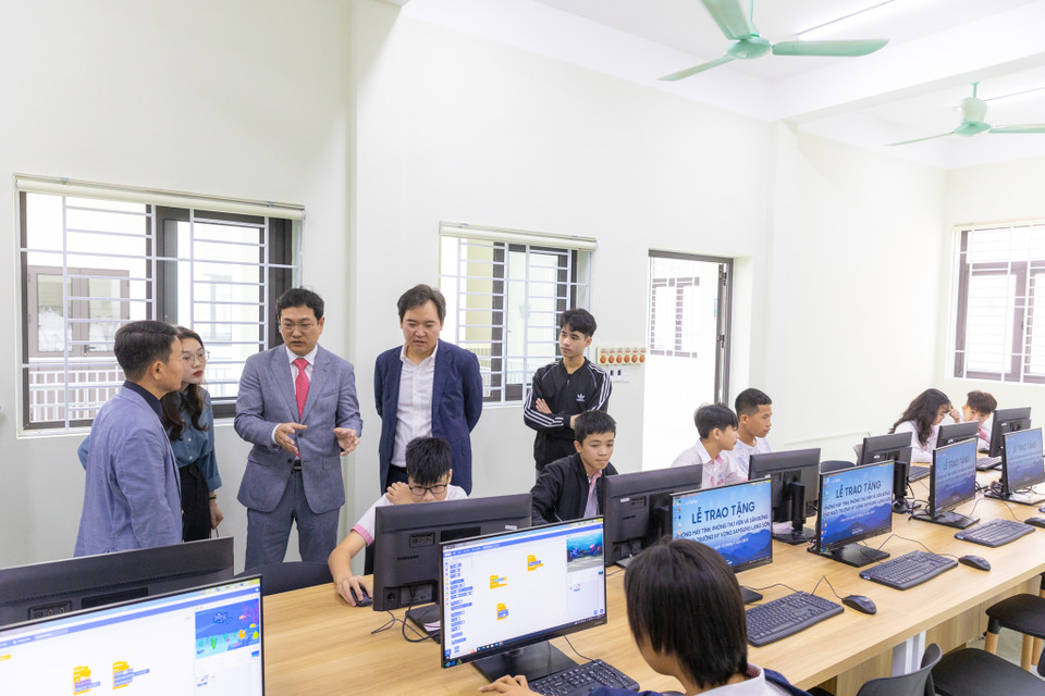 Phòng học được trang bị các máy tính hiện đại. (Ảnh: Minh Sơn/Vietnam+)