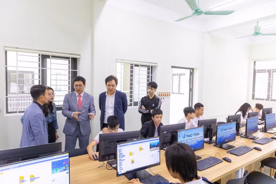 Phòng học được trang bị các máy tính hiện đại. (Ảnh: Minh Sơn/Vietnam+)
