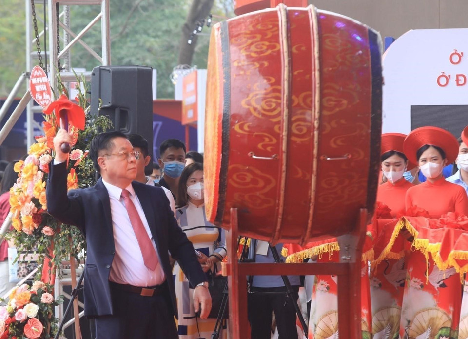Đây cũng là dịp tôn vinh sự phát triển mạnh mẽ, những thành tích to lớn của Báo chí Việt Nam, quảng bá những sản phẩm báo chí gắn với hoạt động lao động, sáng tạo của các nhà báo trong cả nước. Trong ảnh: Trưởng Ban Tuyên giáo Trung ương Nguyễn Trọng Nghĩa đánh trống khai mạc Hội báo toàn quốc năm 2022. (Ảnh: TTXVN)