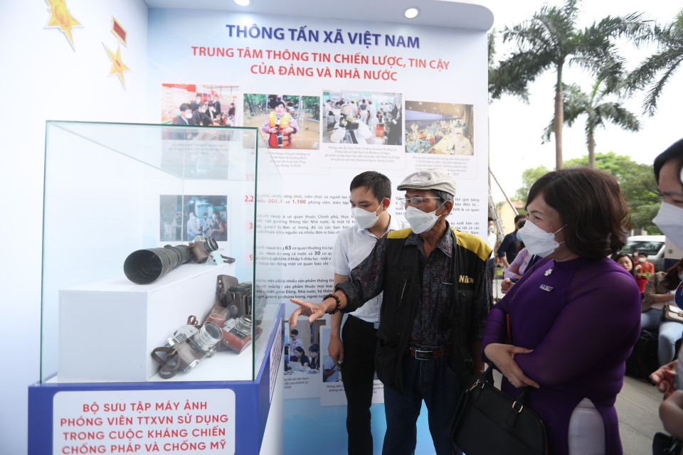 Đại biểu tham quan bộ sưu tập máy ảnh của phóng viên Thông tấn xã Việt Nam sử dụng trong kháng chiến chống Pháp và chống Mỹ. (Ảnh: TTXVN)