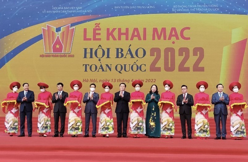 Sáng 13/4, Hội Báo toàn quốc 2022 chính thức khai mạc. Hội Báo toàn quốc năm 2022 với chủ đề 'Báo chí Việt Nam đoàn kết, chuyên nghiệp, hiện đại và nhân văn' được tổ chức đúng dịp kỷ niệm 72 năm Ngày thành lập Hội Nhà báo Việt Nam, hướng tới kỷ niệm 97 năm Ngày Báo chí cách mạng Việt Nam. Trong ảnh: Các đại biểu cắt băng khai mạc Hội Báo toàn quốc năm 2022 (Ảnh: TTXVN)