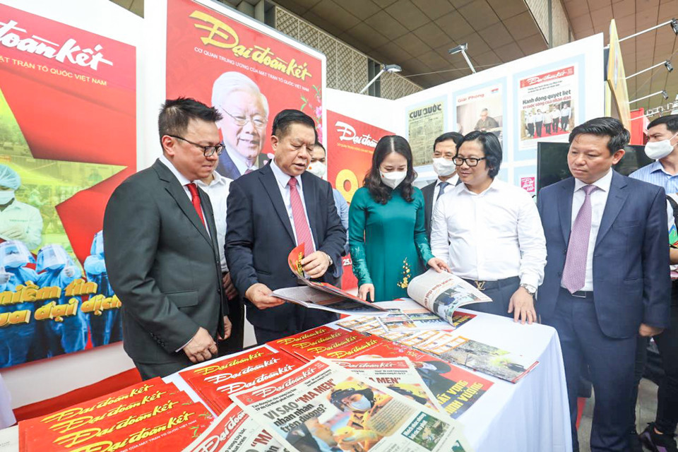 Hoạt động trưng bày tại Hội báo gồm 4 khu vực: Khu vực trưng bày chuyên đề gồm Gian trưng bày chuyên đề của các Liên chi hội nhà báo; Khu vực trưng bày Báo chí khối Trung ương; Khu vực trưng bày trung tâm: Trưng bày toàn cảnh báo chí 63 tỉnh thành; Khu trưng bày Khối các đơn vị đào tạo, bồi dưỡng báo chí. (Ảnh: Minh Sơn/Vietnam+)