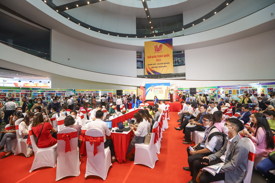Không gian trưng bày bên trong Hội Báo toàn quốc 2022. (Ảnh: Minh Sơn/Vietnam+)