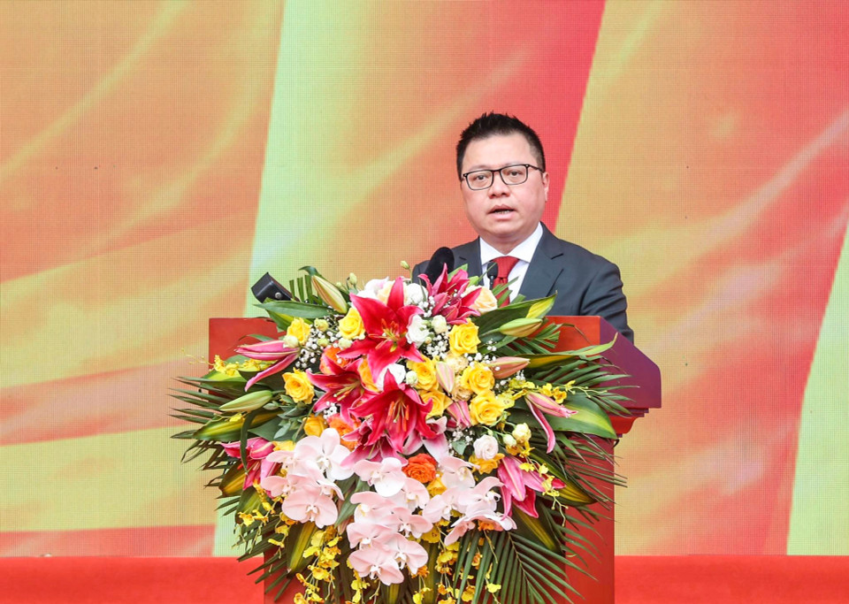 Hội Báo cũng là nơi tăng cường giao lưu, gặp gỡ giữa người làm báo với công chúng, qua đó khích lệ giới báo chí thực hiện tốt nhất chức năng, nhiệm vụ, đáp ứng nhu cầu thông tin ngày càng tăng của nhân dân; nâng cao vai trò và uy tín của Hội Nhà báo Việt Nam trong đời sống báo chí nói riêng và đời sống xã hội nói chung. Trong ảnh, ông Lê Quốc Minh, Ủy viên Trung ương Đảng, Phó Trưởng Ban Tuyên giáo Trung ương, Chủ tịch Hội Nhà báo Việt Nam phát biểu. (Ảnh: Minh Sơn/Vietnam+)