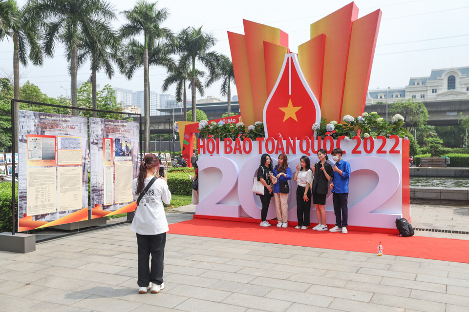  Khách đến tham quan Hội báo năm 2022. (Ảnh: Minh Sơn/Vietnam+)