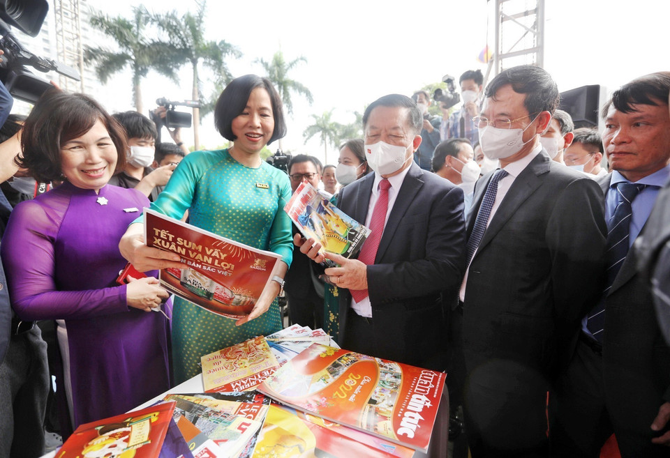 Trưởng Ban Tuyên giáo Trung ương Nguyễn Trọng Nghĩa và các đại biểu thăm gian trưng bày của Thông tấn xã Việt Nam. (Ảnh: Minh Sơn/Vietnam+)