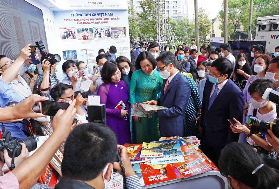 Phó Thủ tướng Vũ Đức Đam và các đại biểu thăm gian trưng bày của Thông tấn xã Việt Nam. (Ảnh: TTXVN)