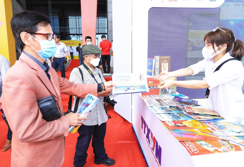 Độc giả thăm gian trưng bày các ấn phẩm báo chí của TTXVN. (Ảnh: TTXVN)