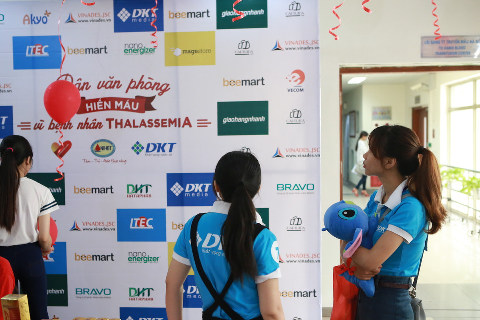 ‘Kêu gọi nhiều hơn các bạn công nhân viên chức đi hiến máu là một trong những mục tiêu chung của Viện Huyết học - Truyền máu Trung ương. Chính vì vậy, ngày hội dân văn phòng hiến máu là một sự kiện vừa mang ý nghĩa nhân đạo vừa mang giá trị thực tế cho cộng đồng.’ Ông Nguyễn Xuân Thái, Phó trưởng khoa Vận động và Tổ chức hiến máu của Viện Huyết học – Truyền máu Trung ương cho biết. (Ảnh: Minh Sơn/Vietnam+)