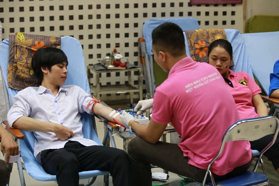 Không chỉ dân văn phòng mà nhiều bạn sinh viên cũng hào hứng tham gia sự kiện đầy ý nghĩa này. (Ảnh: Minh Sơn/Vietnam+)