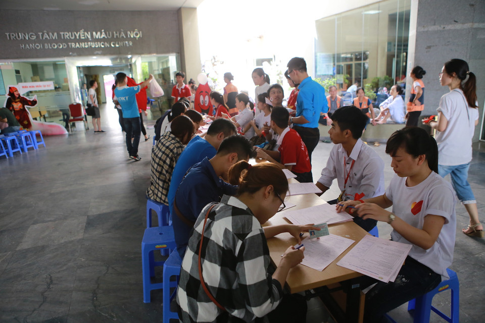 Có một thực tế 70% người hiến máu là sinh viên trong khi dân văn phòng lại gần như chưa hưởng ứng mạnh mẽ. (Ảnh: Minh Sơn/Vietnam+)