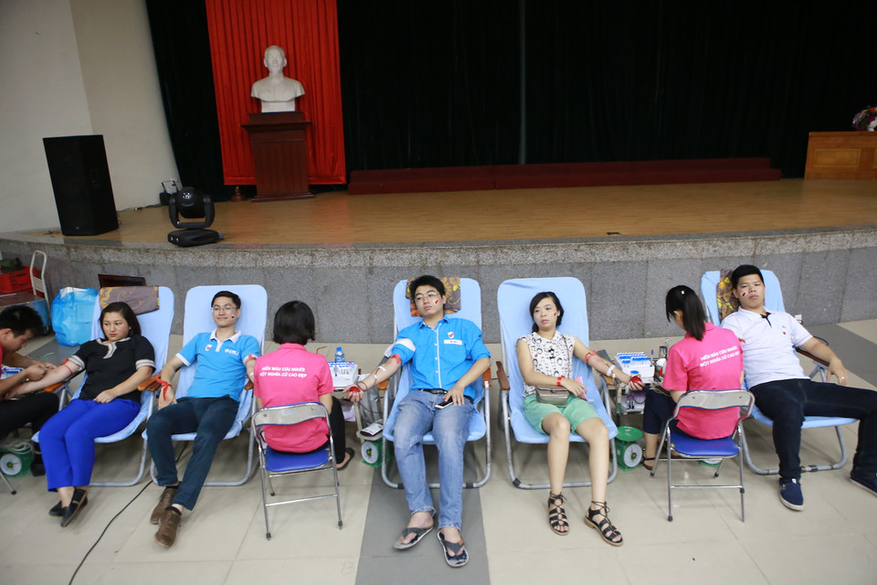 Chỉ trong một buổi sáng, đã có hơn 300 người tham gia, thu được gần 200 đơn vị máu. (Ảnh: Minh Sơn/Vietnam+)