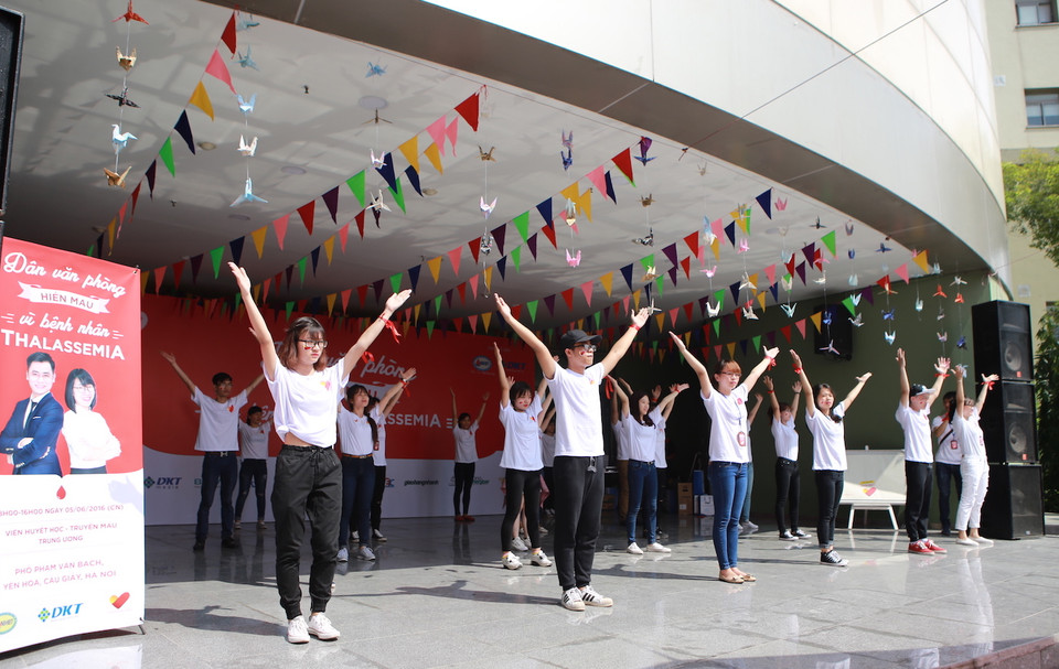 Hàng trăm cán bộ nhân viên văn phòng đã cùng nhau nhảy flashmob với mong muốn kêu gọi mọi người cùng ủng hộ sự kiện. (Ảnh: Minh Sơn/Vietnam+)