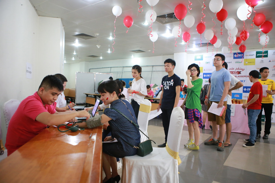 Sáng 5/6 tại Viện Huyết học – Truyền máu Trung ương, hàng trăm nhân viên văn phòng trên khắp Hà Nội đã cùng nhau đi hiến máu vì bệnh nhân Thalassemia (máu khó đông). (Ảnh: Minh Sơn/Vietnam+)