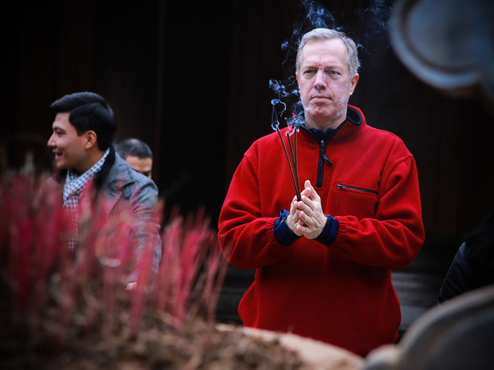 Đại sứ Mỹ thắp hương tại khu di tích lịch sử Lam Kinh. Ngài Ted Osius cho biết, bảo tồn di sản văn hóa không chỉ là cách chúng ta giữ gìn quá khứ mà chúng ta sử dụng những kiến thức của quá khứ để định hình tương lai. (Ảnh: Minh Sơn/Vietnam+)