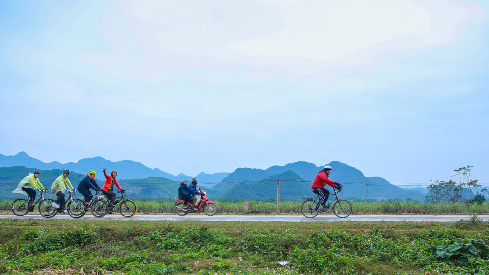 Ngài Đại sứ cùng các thành viên trong đoàn đạp xe chia sẻ, mọi người rất thích phong cảnh ở Việt Nam. (Ảnh: Minh Sơn/Vietnam+)