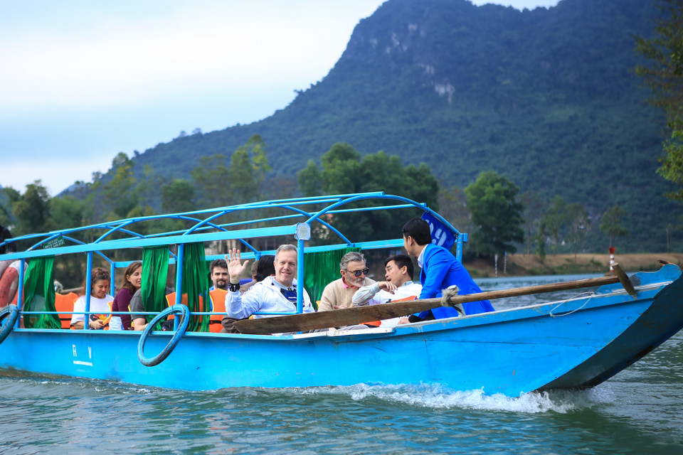 Cũng trong ngày, Ngài Ted Osius cũng đi thăm động Phong Nha, một kỳ quan thiên nhiên của thế giới. (Ảnh: Minh Sơn/Vietnam+)