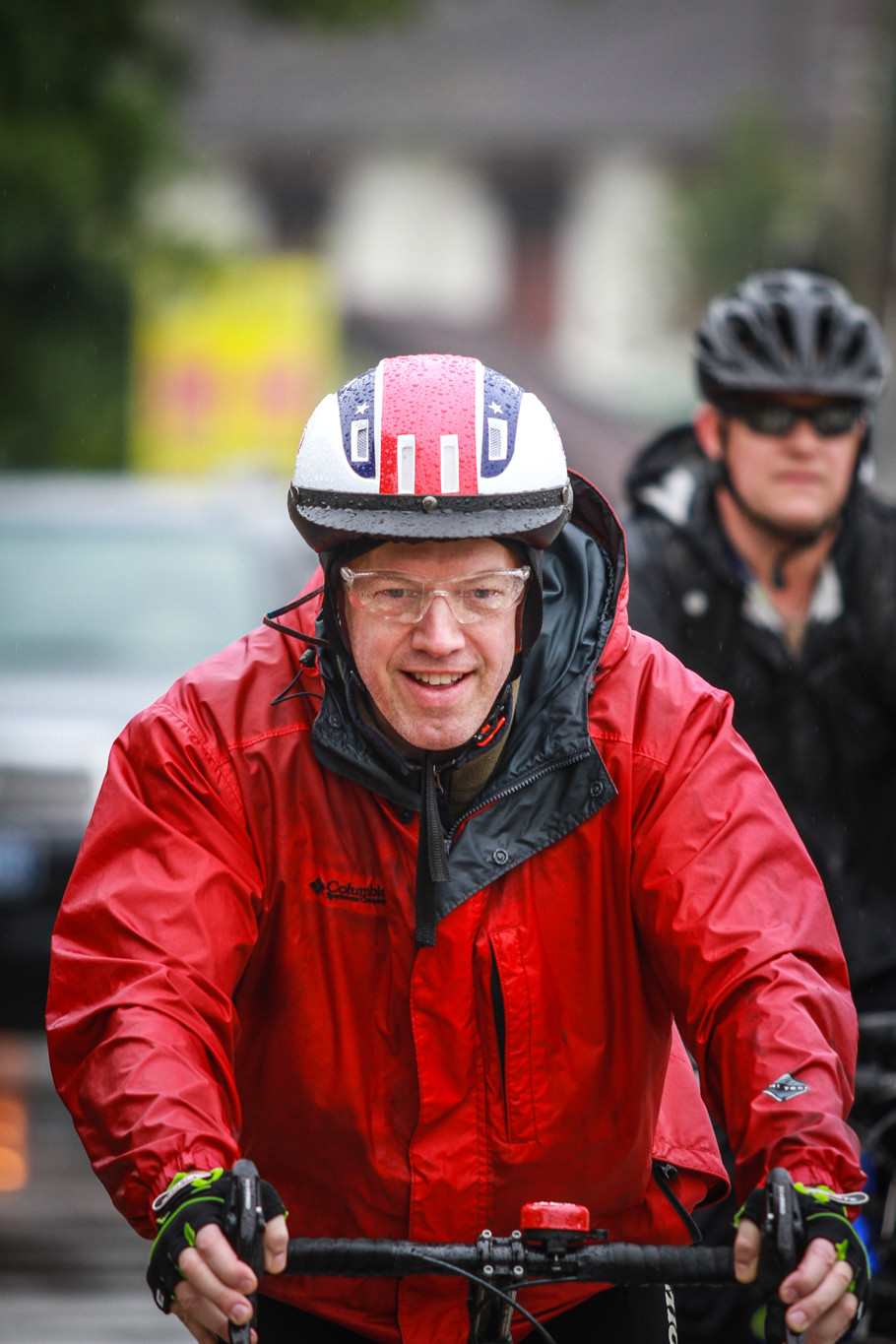 Hình ảnh Ngài Đại sứ ướt sũng khi đạp xe dưới cơn mưa lạnh. (Ảnh: Minh Sơn/Vietnam+)