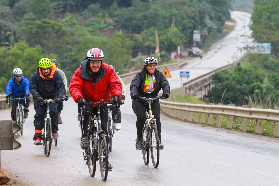 Chuyến đạp xe của Đại sứ xuất phát từ ngày 24/1 tại Hà Nội. Ngài Ted Osius cùng 14 người bạn đồng hành đã đạp xe xuyên suốt các tỉnh thành: Ninh Bình, Thanh Hóa, Nghệ An, Hà Tĩnh, Quảng Bình, Quảng Trị và Thừa Thiên Huế. (Ảnh: Minh Sơn/Vietnam+) 