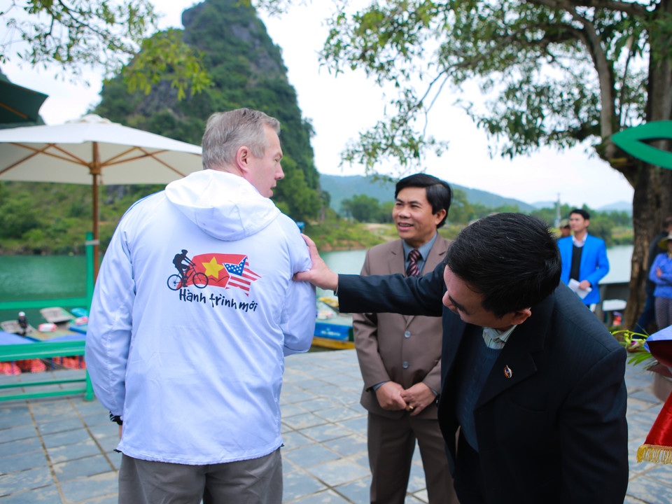 Ngài Đại sứ ‘khoe’ chiếc áo mang tên chương trình với các lãnh đạo tỉnh Quảng Bình. (Ảnh: Minh Sơn/Vietnam+)