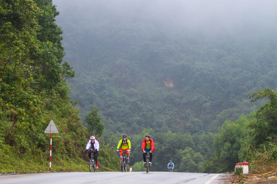 Ngài Đại sứ cùng các thành viên trong đoàn chinh phục một con dốc cao. (Ảnh: Minh Sơn/Vietnam+)